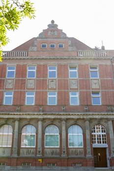 Gerichtsgebäude (Frontansicht des Arbeitsgerichts Emden)