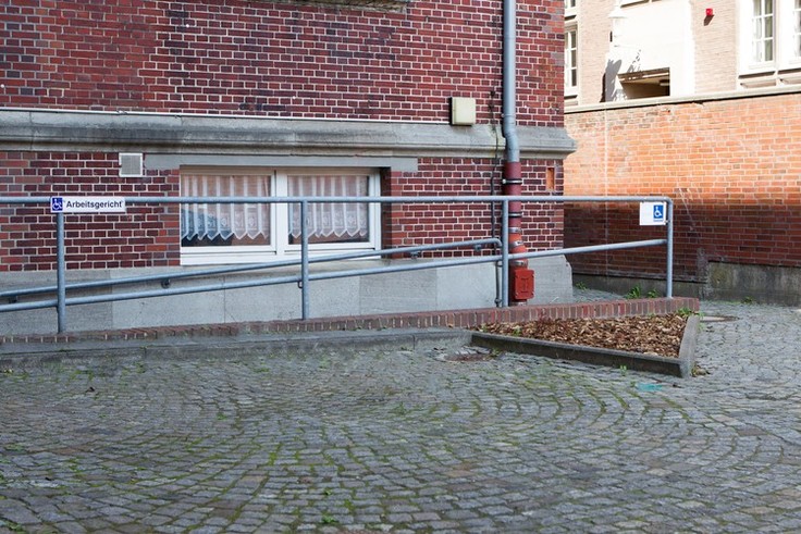 Bild des behinderten Parkplatzes des Arbeitsgerichts Emden